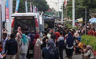 Ratusan Warga Antre Tukar Uang Melalui Kas Keliling di Masjid Sheikh Zayed Solo