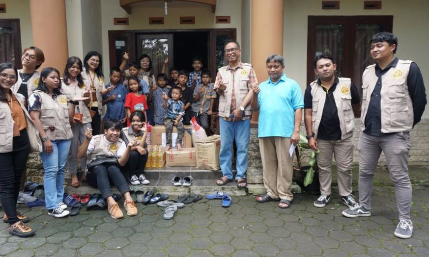 Peduli Terhadap Sesama, Panitia Paskah UKSW Gelar Aksi Berbagi Sembako