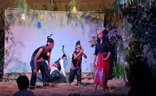 Teater Ruang Hening Pentaskan Wayang Pancasila di Sanggar Perwathin Solo