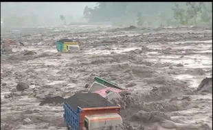 4 Truk Terbalik Diterjang Banjir Lahar Dingin Semeru, Para Sopir Selamat