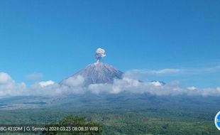 Sabtu Pagi, Gunung Semeru Erupsi Tiga Kali dalam Tiga Jam