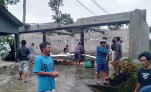 Angin Kencang Terjang Lereng Merapi Klaten, 2 Tiang Listrik di Tegalmulyo Patah