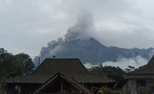 Merapi Muntahkan Awan Panas Guguran, Tegalmulyo Klaten Diguyur Hujan Abu Tipis