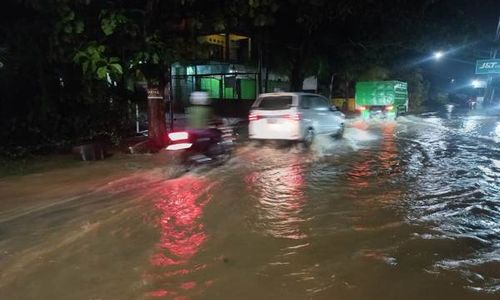 Hujan Deras Picu Banjir di Jalan Bayat-Cawas Klaten, Warung Mi Tutup Lebih Awal