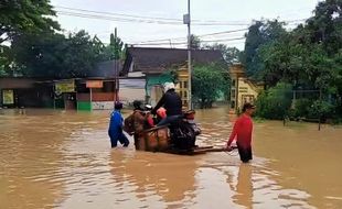 Banjir di Ngawi Meluas, Jalan Alternatif Penghubung 3 Kabupaten Lumpuh Total