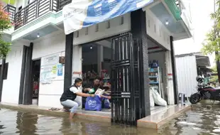 Tanggap Bencana Banjir, BRI Peduli Beri Bantuan bagi Warga Terdampak di Demak