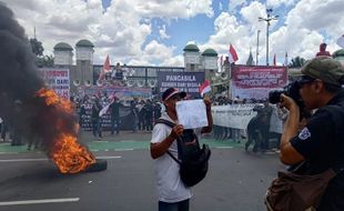 Massa Pro Hak Angket Demo di Depan Gedung DPR/MPR RI