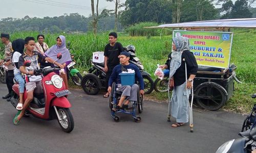 Pakai Motor Modifikasi, Komunitas Difabel Ampel Boyolali Bagi-bagi Takjil