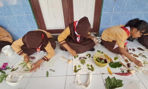 Kreatif, Siswa SDN 2 Gumukrejo Boyolali Main Sambil Belajar Buat Tas Ecoprint