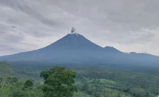 Gunung Semeru Erupsi 3 Kali, Tinggi Letusan 1 Km