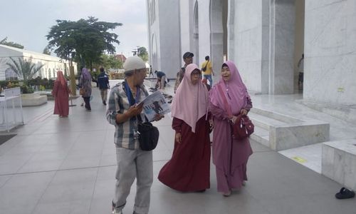 Penjaja Jasa Foto di Masjid Zayed Solo Sulit Dapat Pelanggan Selama Ramadan