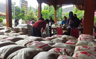 500-an Warga Serbu Gerakan Pangan Murah di Kantor Kecamatan Jebres