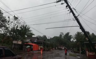 Hujan Angin Sapu 4 Kecamatan di Klaten, Rumah Rusak hingga Tiang Listrik Roboh