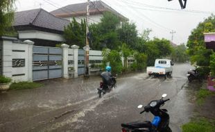 Hujan Deras di Sejumlah Wilayah Solo, Muncul Genangan di Banyuagung, Kadipiro