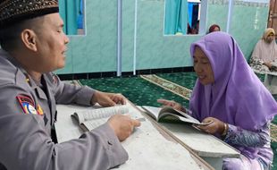 Inspiratif! Meski Sibuk, Polisi Boyolali Ini Sempatkan Ngajar Ngaji Ibu-ibu