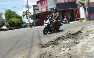 Jl. Gotong Royong dan Jl. Martadinata Rusak Parah, Warga Berharap Perbaikan