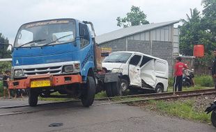 Kereta Api Wisata Tabrak Mobil di Ambarawa Semarang, Tak Ada Korban Jiwa