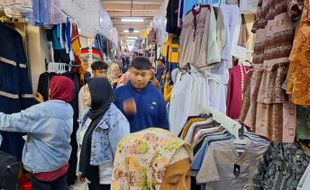 Warga Serbu Pasar Klewer Solo Buru Baju Lebaran