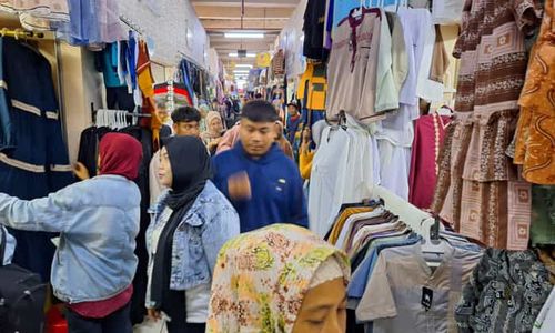 Warga Serbu Pasar Klewer Solo Buru Baju Lebaran