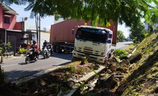 Hendak Keluar Gudang Kontainer Terperosok, Akses Jl Letjen Sutoyo Solo Tertutup