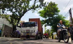 Setelah 4 Jam, Kontainer Terperosok di Jl. Sutoyo Solo Berhasil Dievakuasi