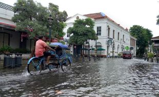 Kota Lama Semarang Dikepung Banjir, Wisatawan Gagal Senang-senang