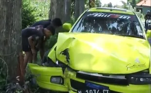 Diduga Ugal-Ugalan, Mobil Tabrak Pohon di Magetan dan 1 Penumpang Luka-luka