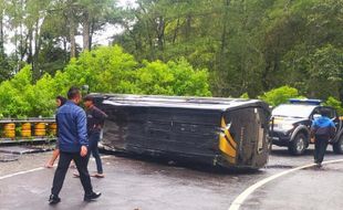 Elf Rombongan Mahasiswa UIN Tulungagung Terguling Usai Berwisata di Tawangmangu