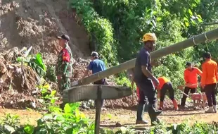 Hujan Deras 4 Jam, Tebing Setinggi 8 Meter di Parang Magetan Longsor