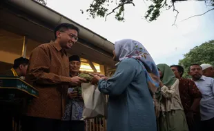 Mangkunegaran Bagikan 1.000 Takjil Nasi Berkat, Peserta Kompak Pakai Batik