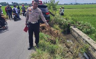 Brak! Mobil Tabrak Motor hingga Terguling Masuk Parit di Juwiring Klaten