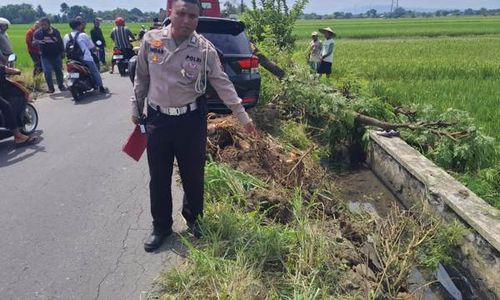 Brak! Mobil Tabrak Motor hingga Terguling Masuk Parit di Juwiring Klaten