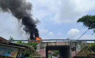 Breaking News! Mobil Mendadak Terbakar di Atas Underpass Santren Tol Boyolali