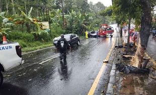 Hujan Deras, 2 Mobil Selip dan Terguling di JlS Salatiga