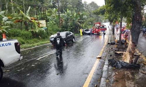 Hujan Deras, 2 Mobil Selip dan Terguling di JlS Salatiga