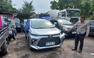 Sopir Mengantuk, Mobil Menabrak Median Jalan Pemuda Klaten hingga Terbalik