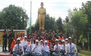 Kenang Jasa Pahlawan, Prajurit Yonif 400/BR Bersihkan Monumen GBN di Tegal