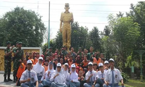 Kenang Jasa Pahlawan, Prajurit Yonif 400/BR Bersihkan Monumen GBN di Tegal