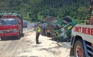 Oleng di Tikungan, Truk Kontainer Muatan Triplek Terguling di Jlegong Semarang