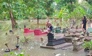 Warga Lakukan Tradisi Nyekar di Permakaman Ngawi yang Terendam Banjir