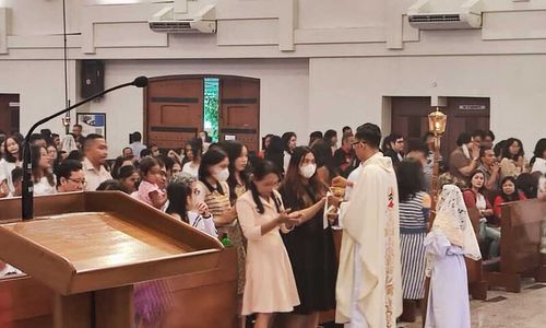 Ribuan Umat Katolik Ikuti Misa Paskah dengan Khidmat di Gereja Semarang