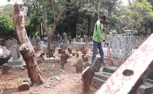 Cerita Pembersih Makam TPU Bergota Semarang, Raup Rp10 Juta dari Warga Nyekar