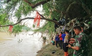 Mandi di Sungai Bengawan Madiun, Seorang Pemuda di Ngawi Hanyut Terbawa Arus