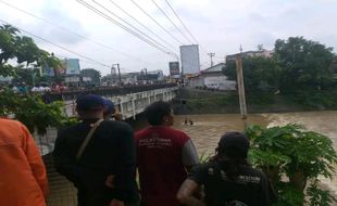 Tertangkap Basah, Maling Motor Nekat Ceburkan Diri Ke Kali Anyar