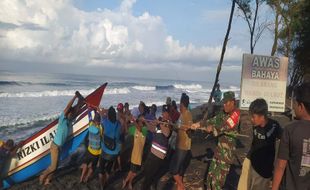 Perahu Nelayan di Bantul Terbalik Dihantam Ombak saat Hendak Melaut