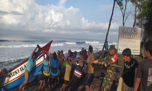 Perahu Nelayan di Bantul Terbalik Dihantam Ombak saat Hendak Melaut