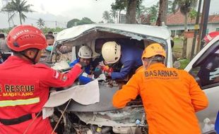 Pikap Tabrak Pohon di Jalan Semarang-Magelang, Sopir Terjepit Dashboard