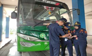 Tim Periksa Kelaikan Kendaraan di Terminal Tirtonadi, 1 Bus Tak Layak Jalan