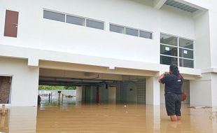 Bengawan Solo Meluap, Parkiran RSUD Ngawi Terendam Banjir hingga 30 Cm