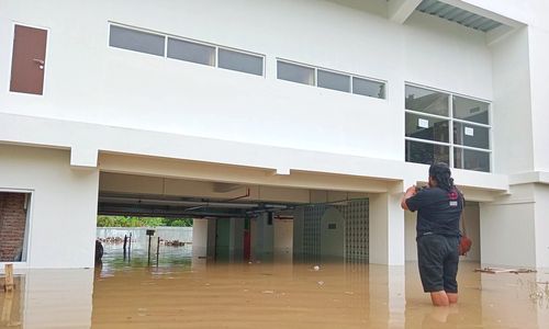 Bengawan Solo Meluap, Parkiran RSUD Ngawi Terendam Banjir hingga 30 Cm